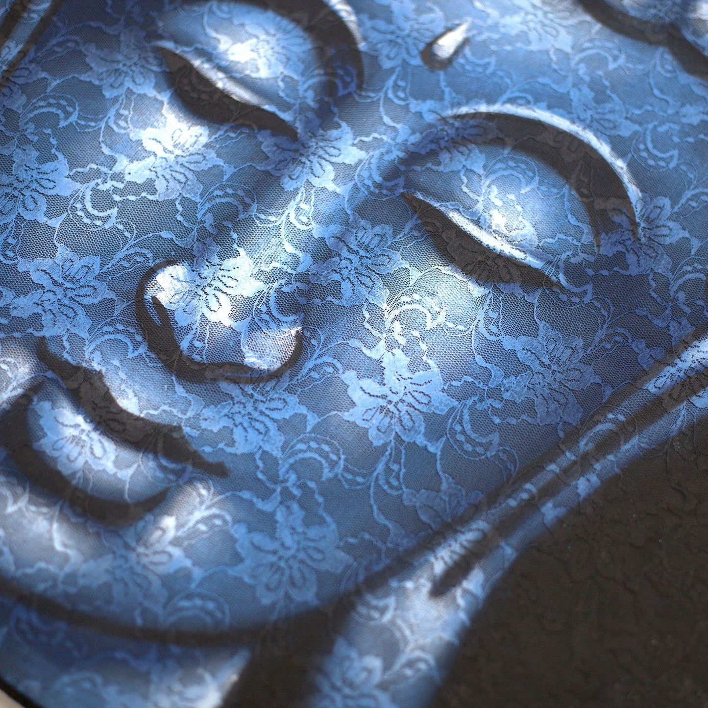Buddha Gemälde mit Blauer Brokatdetail
