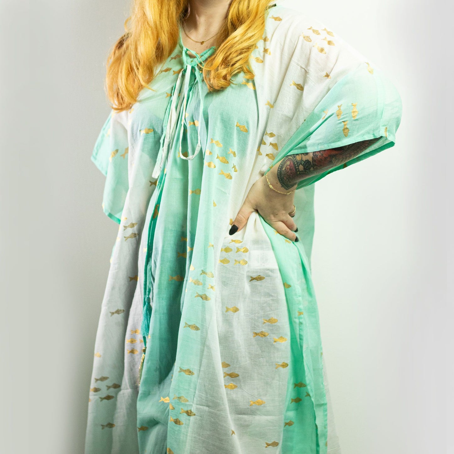 Nomad Sari Med Kollektion Kaftan Weiß Türkis Gold Fisch Design
