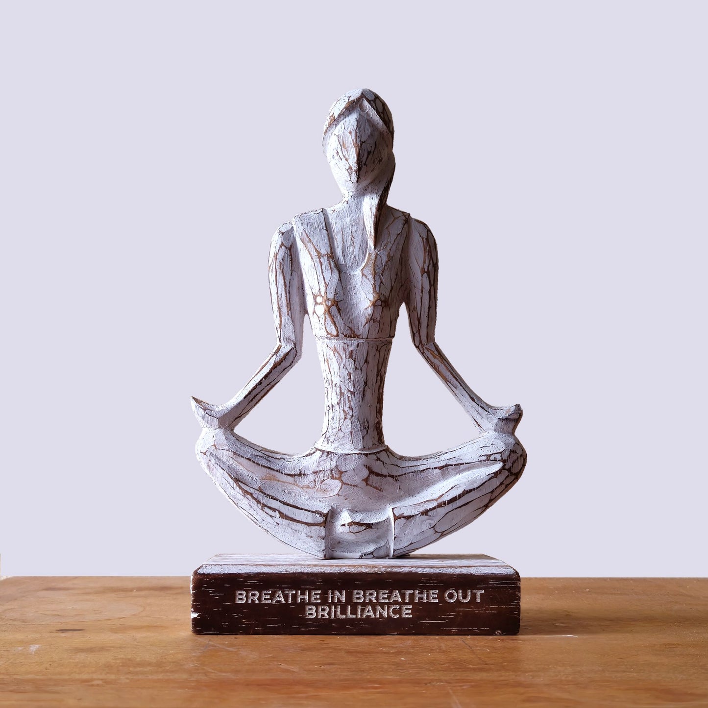 Holz Yoga Dame - Weiße Waschung - Einfache Pose - Atme Ein Atme Aus Brillanz