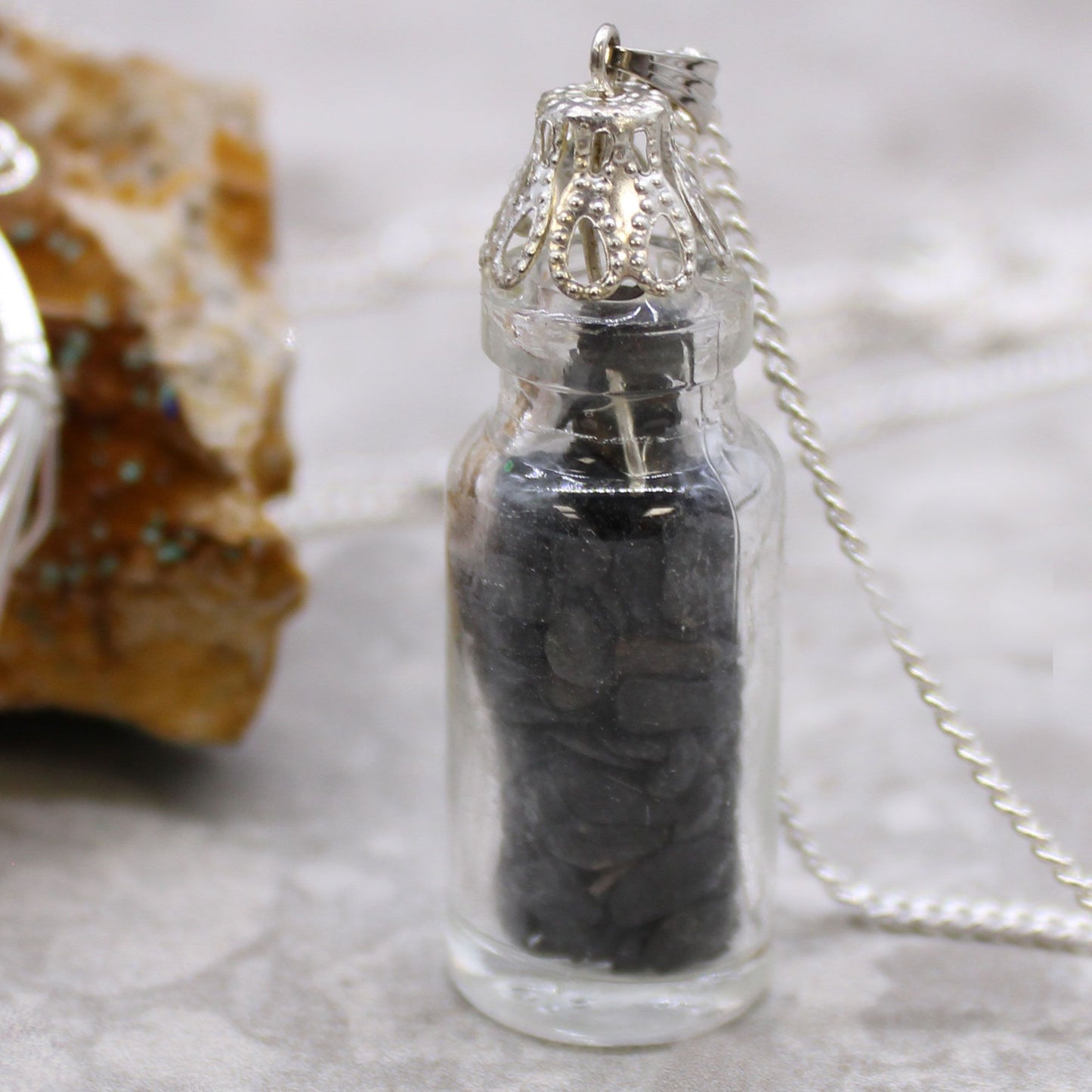 Halskette Mit Eingeschlossenen Edelsteinen - Schwarzer Onyx