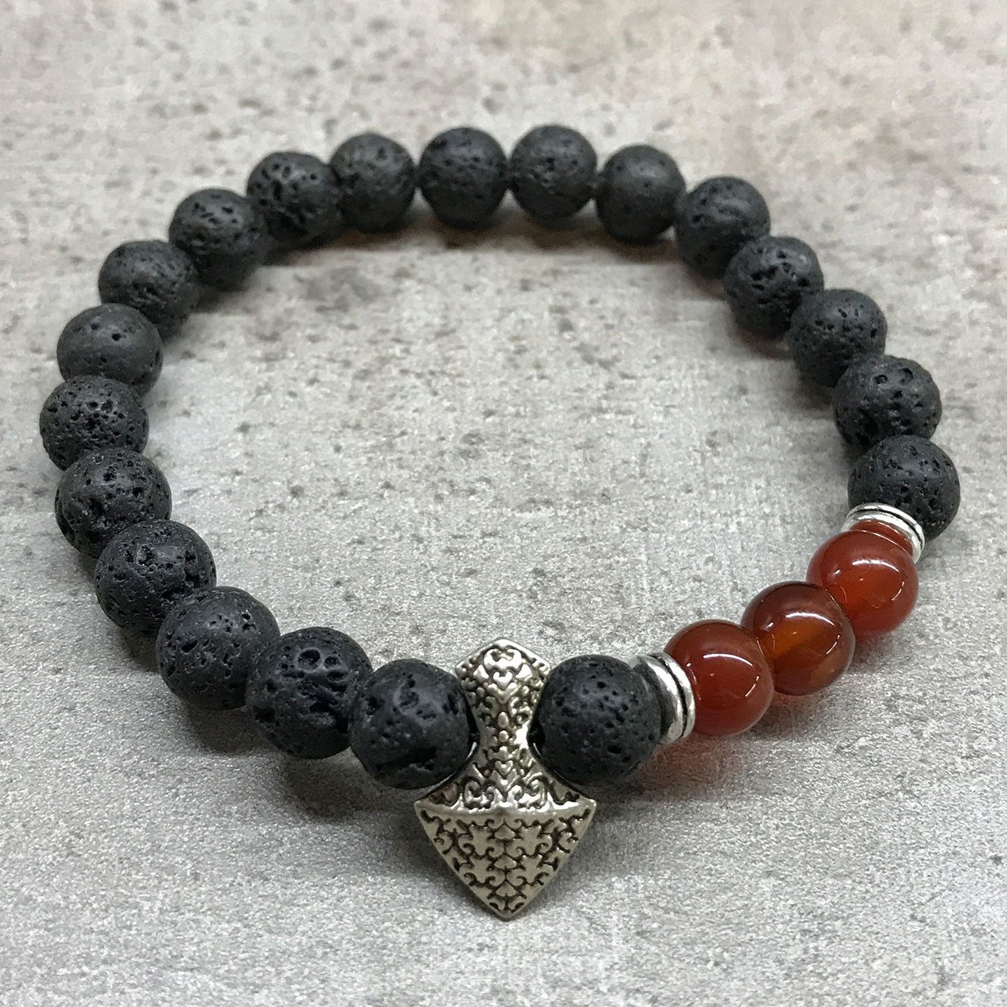 Lava Stein Armband mit Axtkopf Karneol