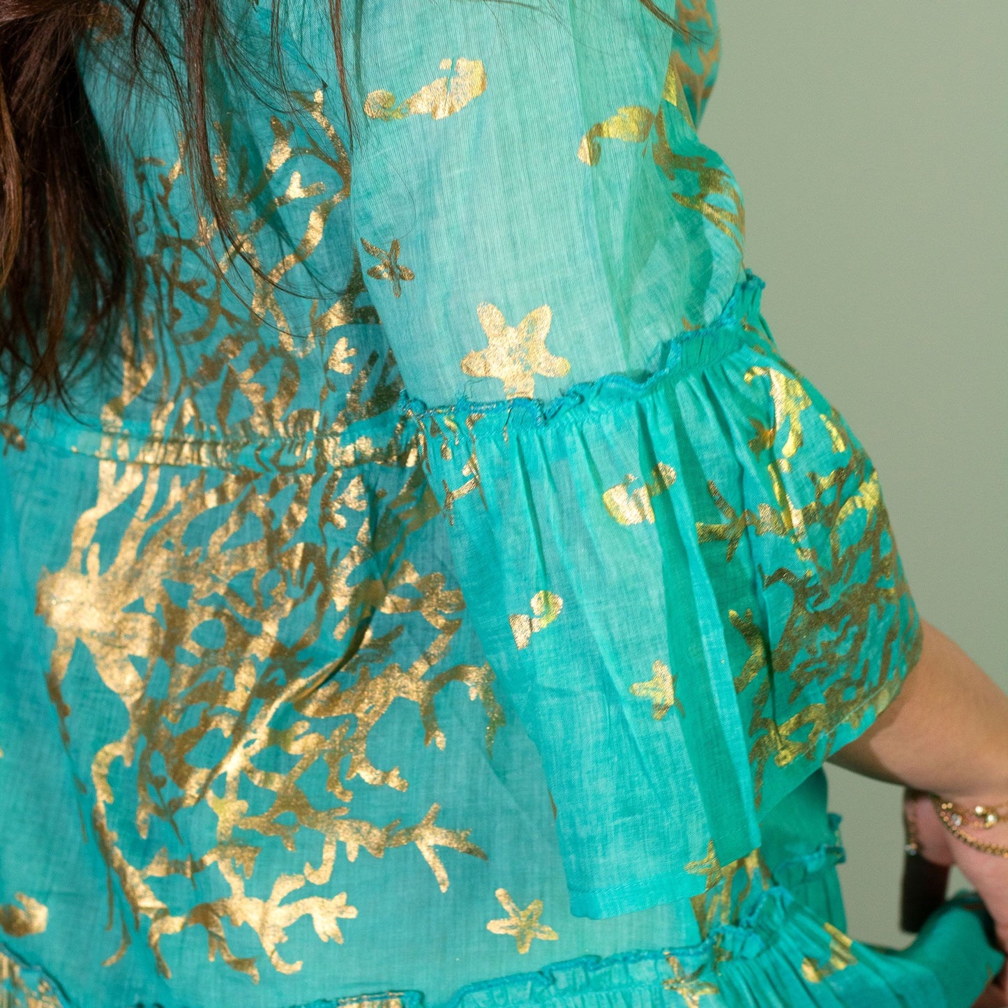 Nomad Sari Med Kollektion Kleid Türkis Und Gold Korallendesign