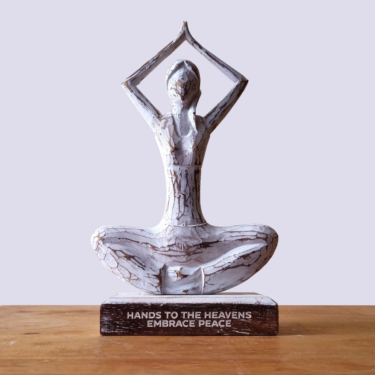 Holz Yoga Dame - Weißgewaschen - Hände Hoch Pose - Hände Zum Himmel Umarmen Frieden