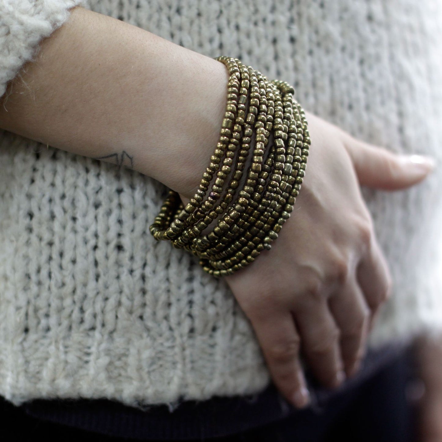 Multi-Perlen Armreif Mit Holzverschluss In Gold Und Bronze