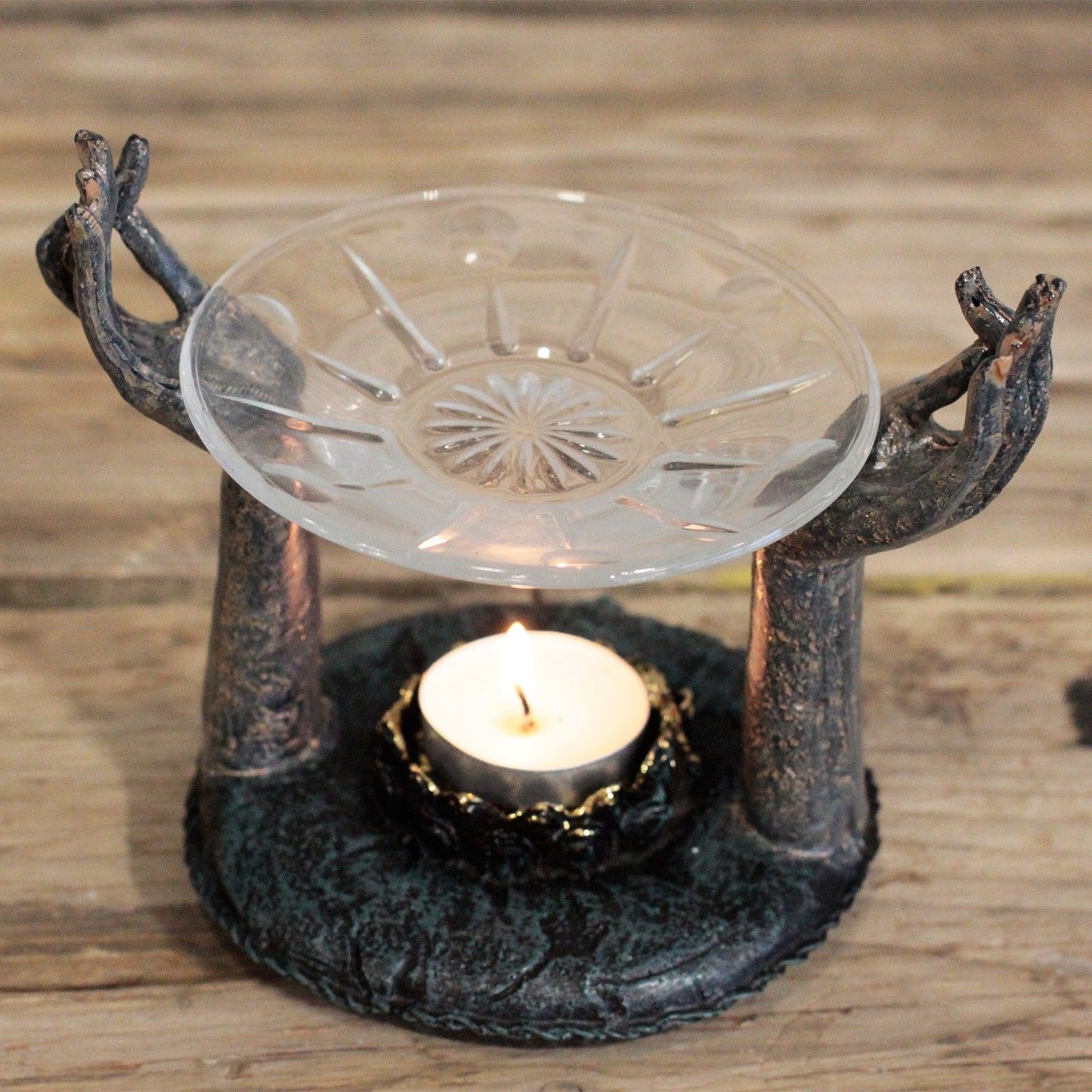 Antiker Buddha Om Hände Duftlampen
