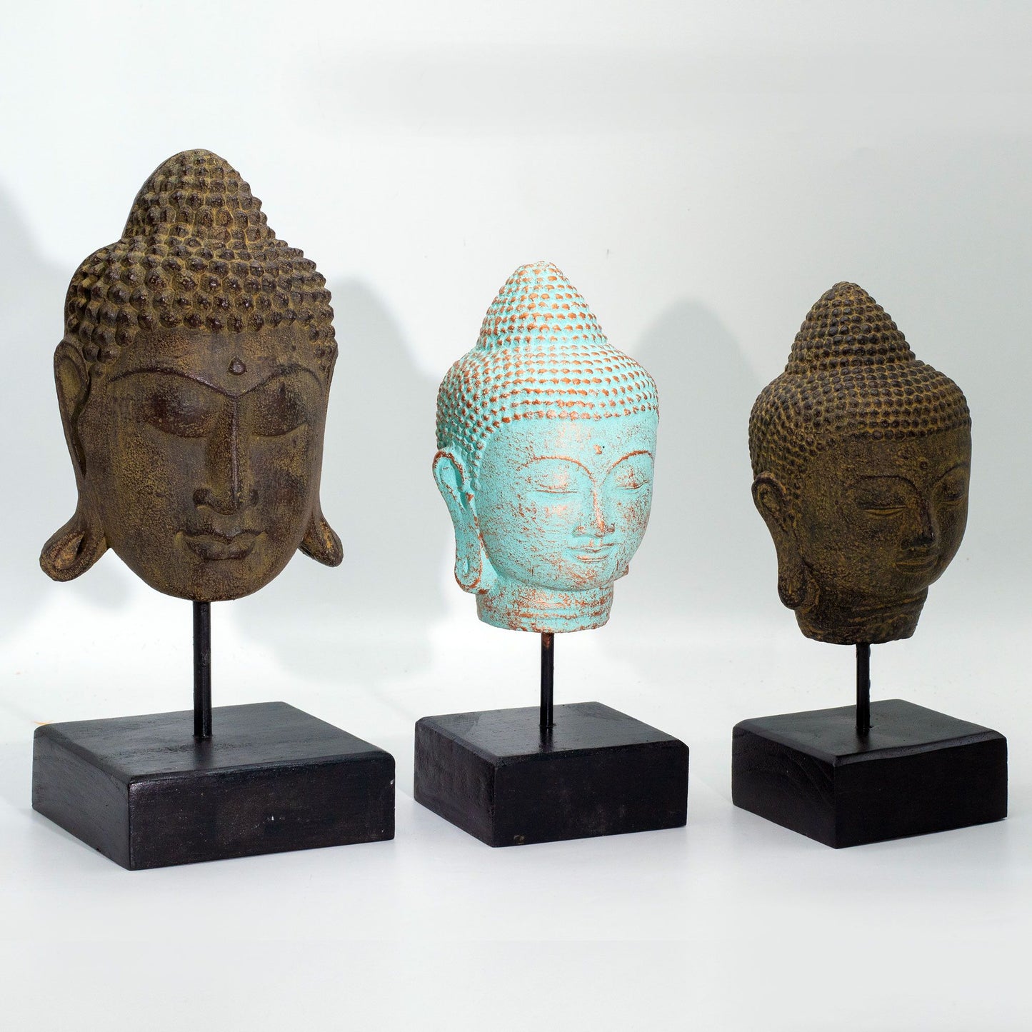 Großer Serenity Buddha Kopf Auf Stand Grau