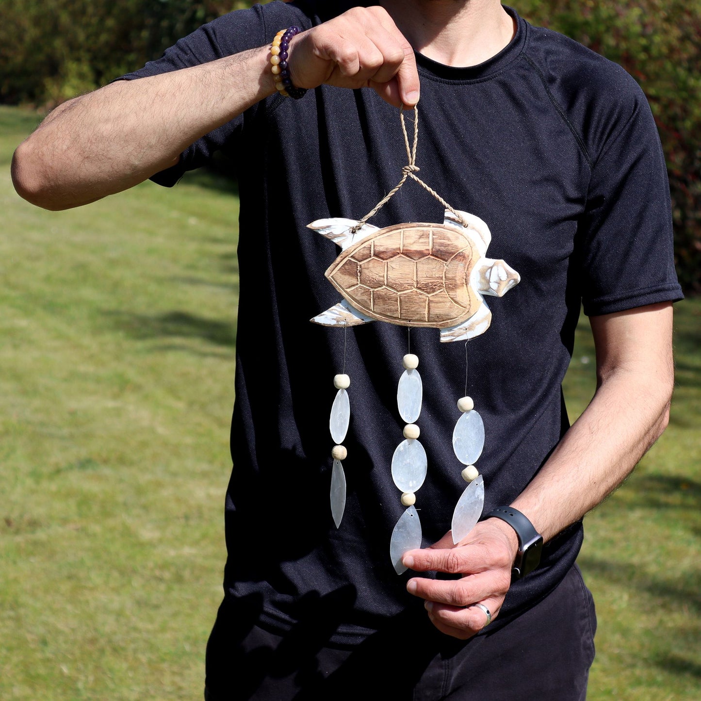 Weißgewaschene Schildkrötenfigur Mit Natürlichem Capiz Muschel-Hänger