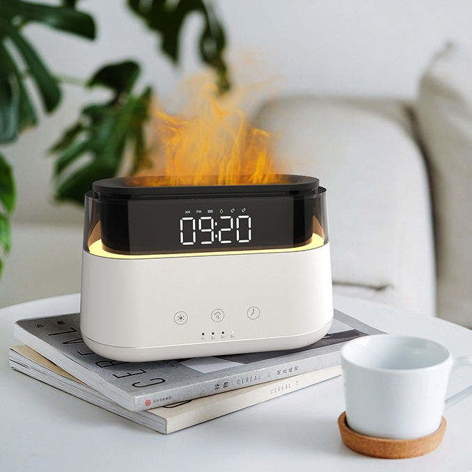 Moderner Aroma Diffuser Mit LED Uhr USB-C Flammeneffekt