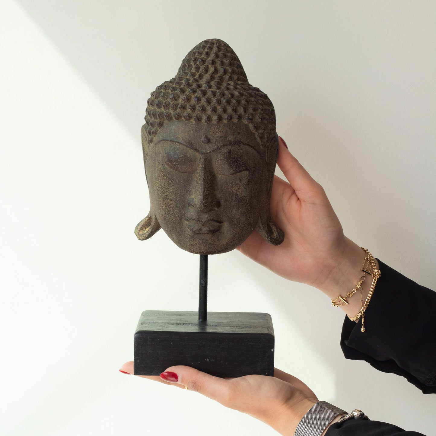 Großer Serenity Buddha Kopf Auf Stand Grau