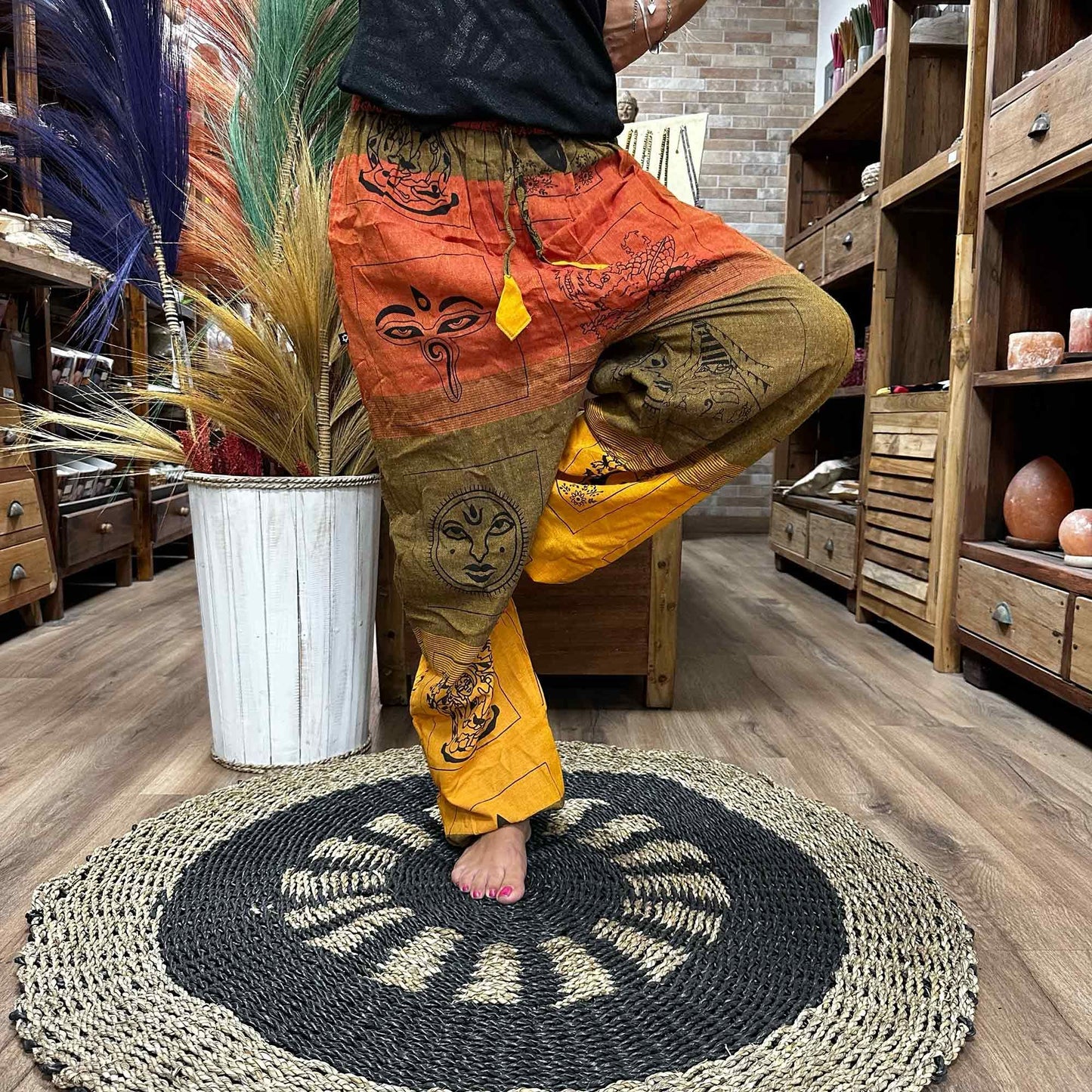 Yoga Und Festival Hosen Mit Hochem Kreuz Himalayan Druck Auf Orange