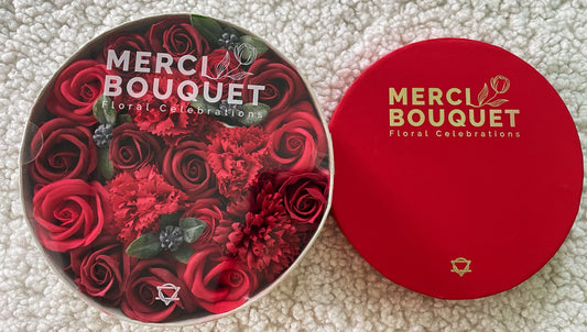 Runde Schachtel Mit Klassischen Roten Rosen