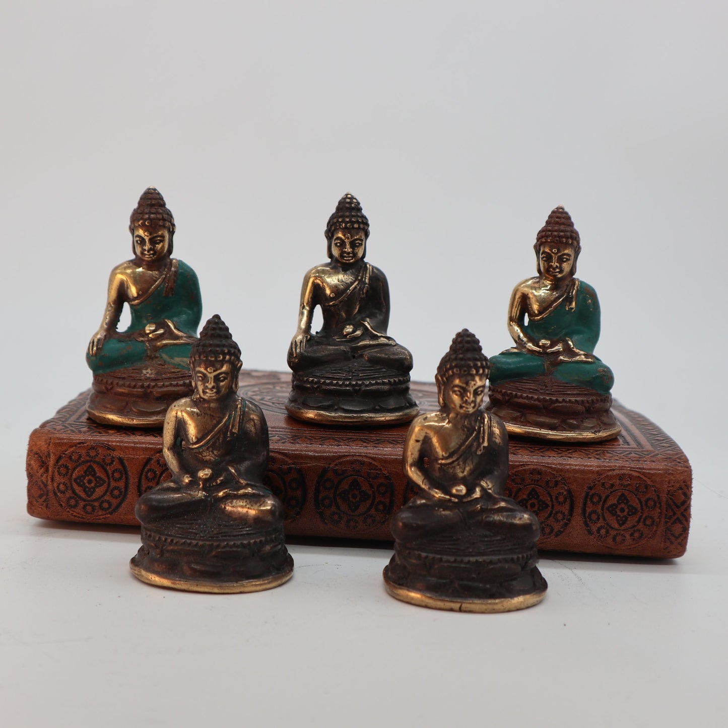 Mini Meditierender Sitzender Buddha aus Messing für Fengshui und Dekoration