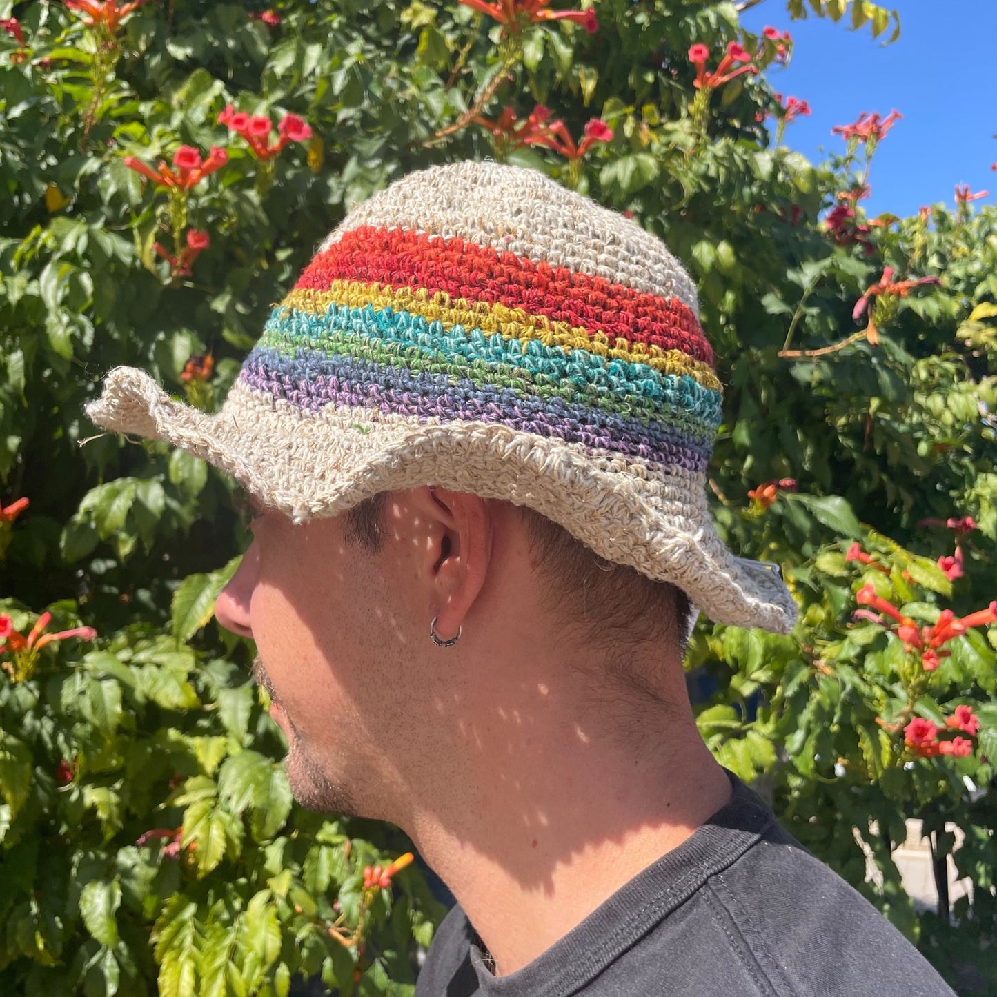 Handgeknüpfter Hanf- und Baumwoll-Boho-Festivalhut - Regenbogen