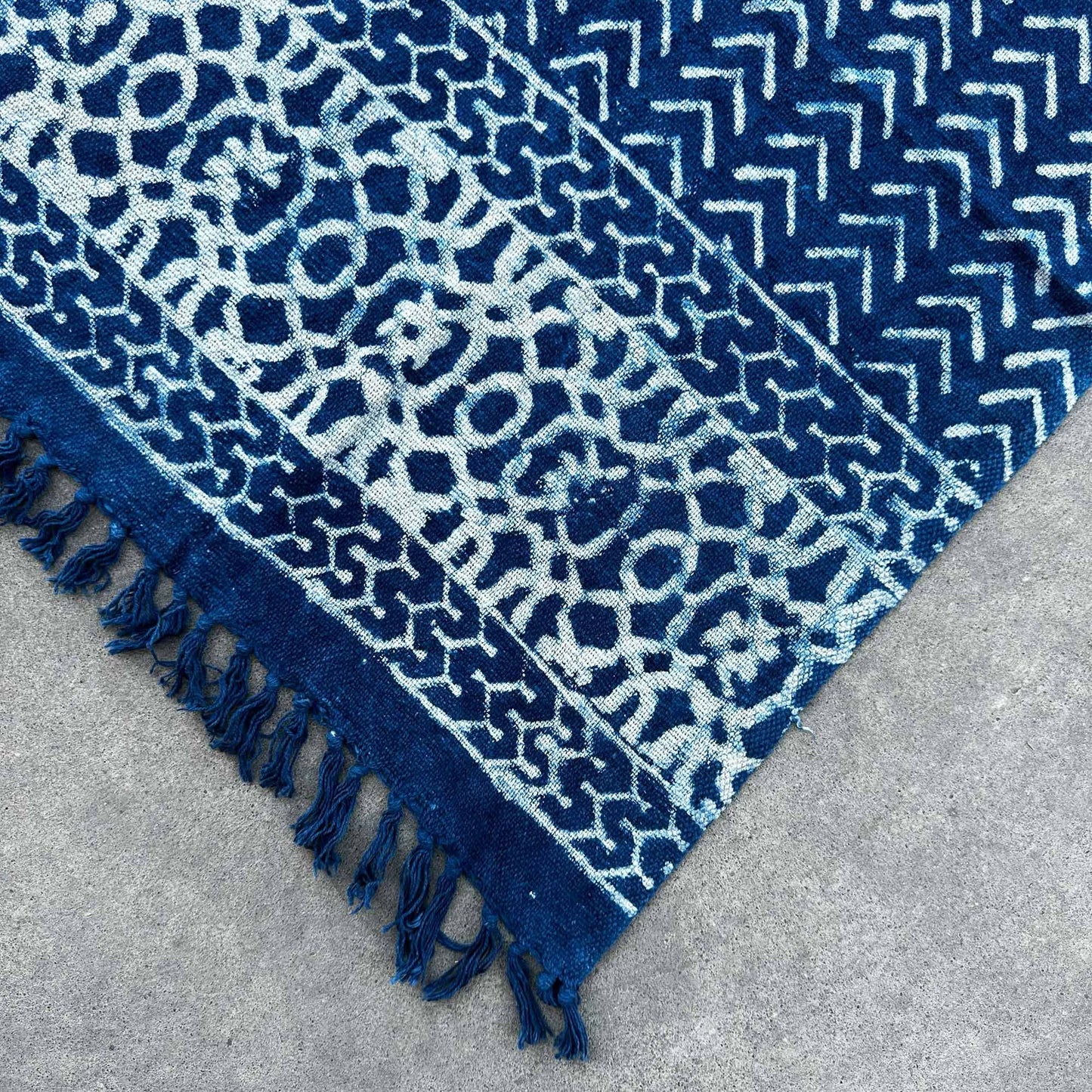 Handgefertigte Indigo-Decke 170x120cm Seedha Pfeile