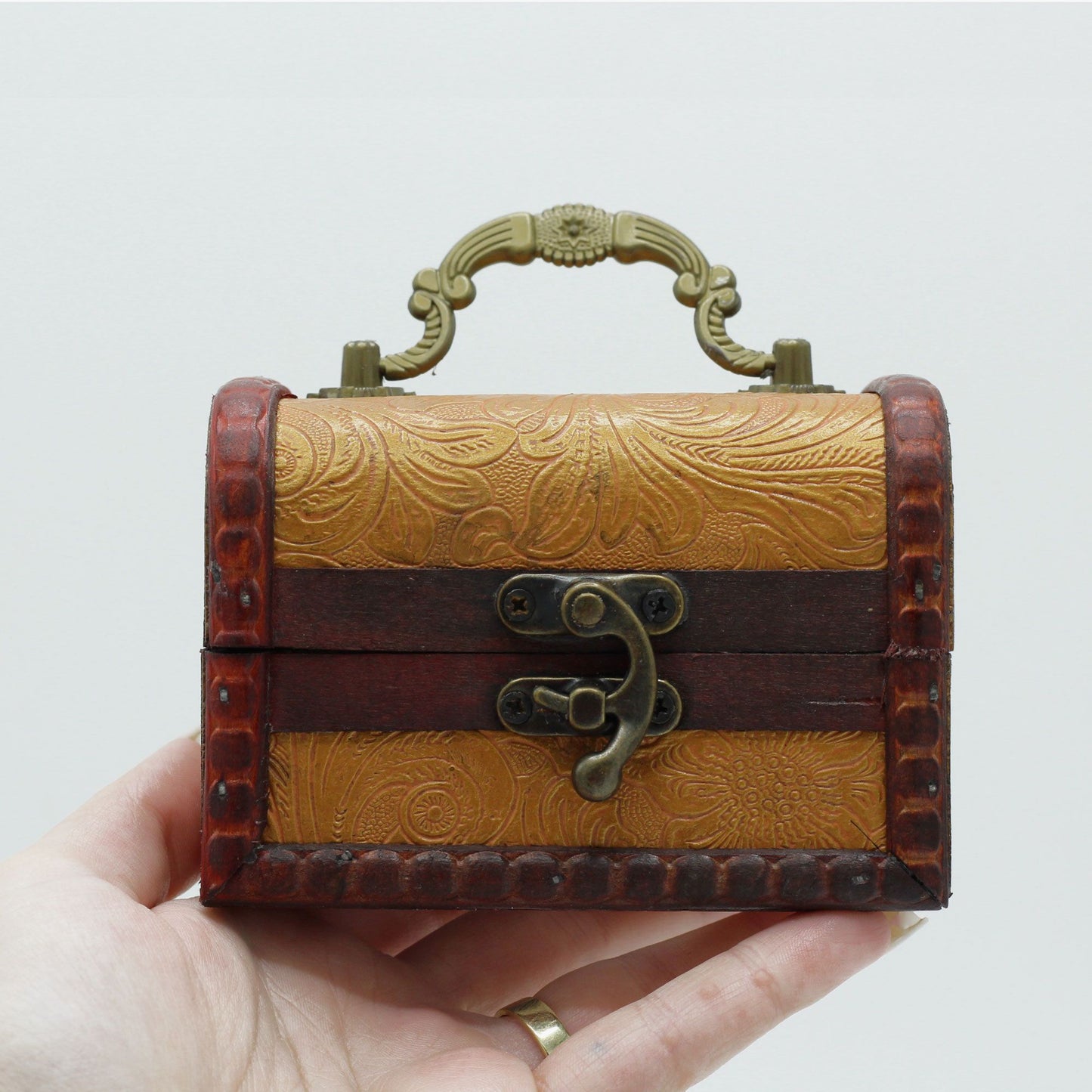 MLrg Kolonialboxen Mit Floraler Prägung