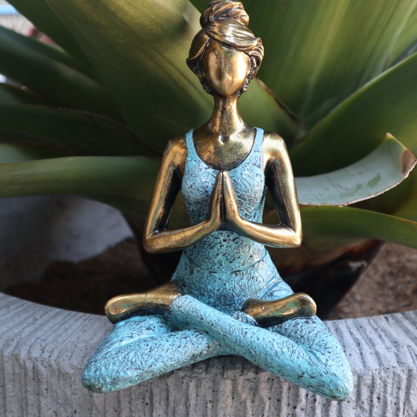 Yoga Dame Figur Bronze und Türkis 24cm Handgefertigt aus Indonesien