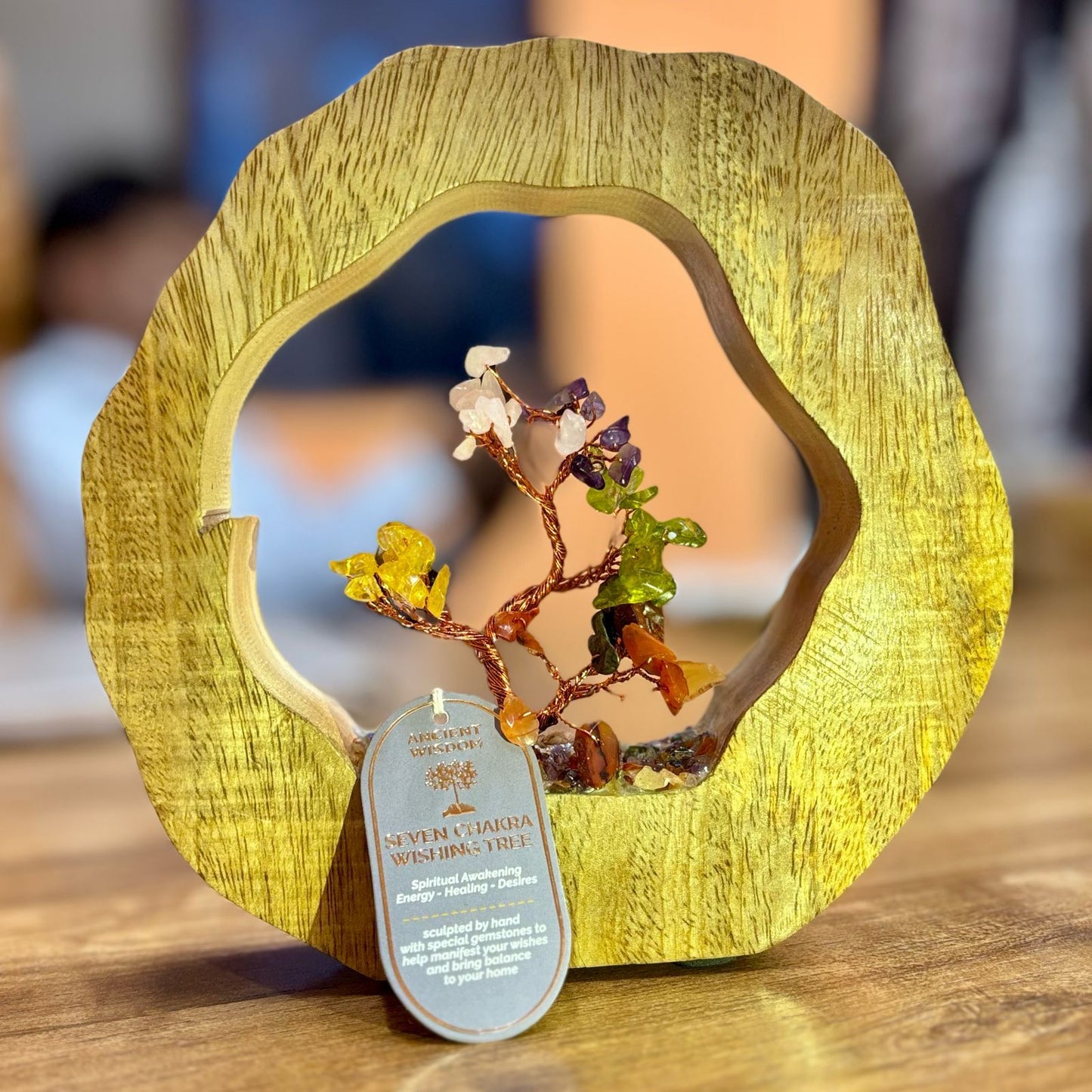 Edelsteinbaum Garten aus Mango Holzring mit Sieben Chakren und 60 Chipssteinen