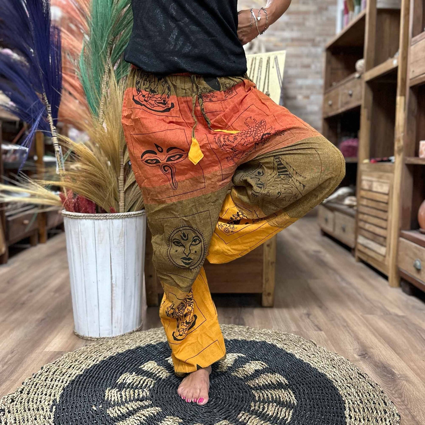 Yoga Und Festival Hosen Mit Hochem Kreuz Himalayan Druck Auf Orange