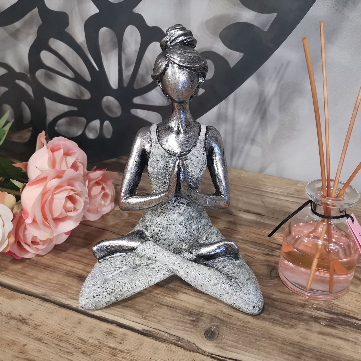 Yoga Dame Figur Silber und Weiß 24cm Handgefertigt aus Indonesien