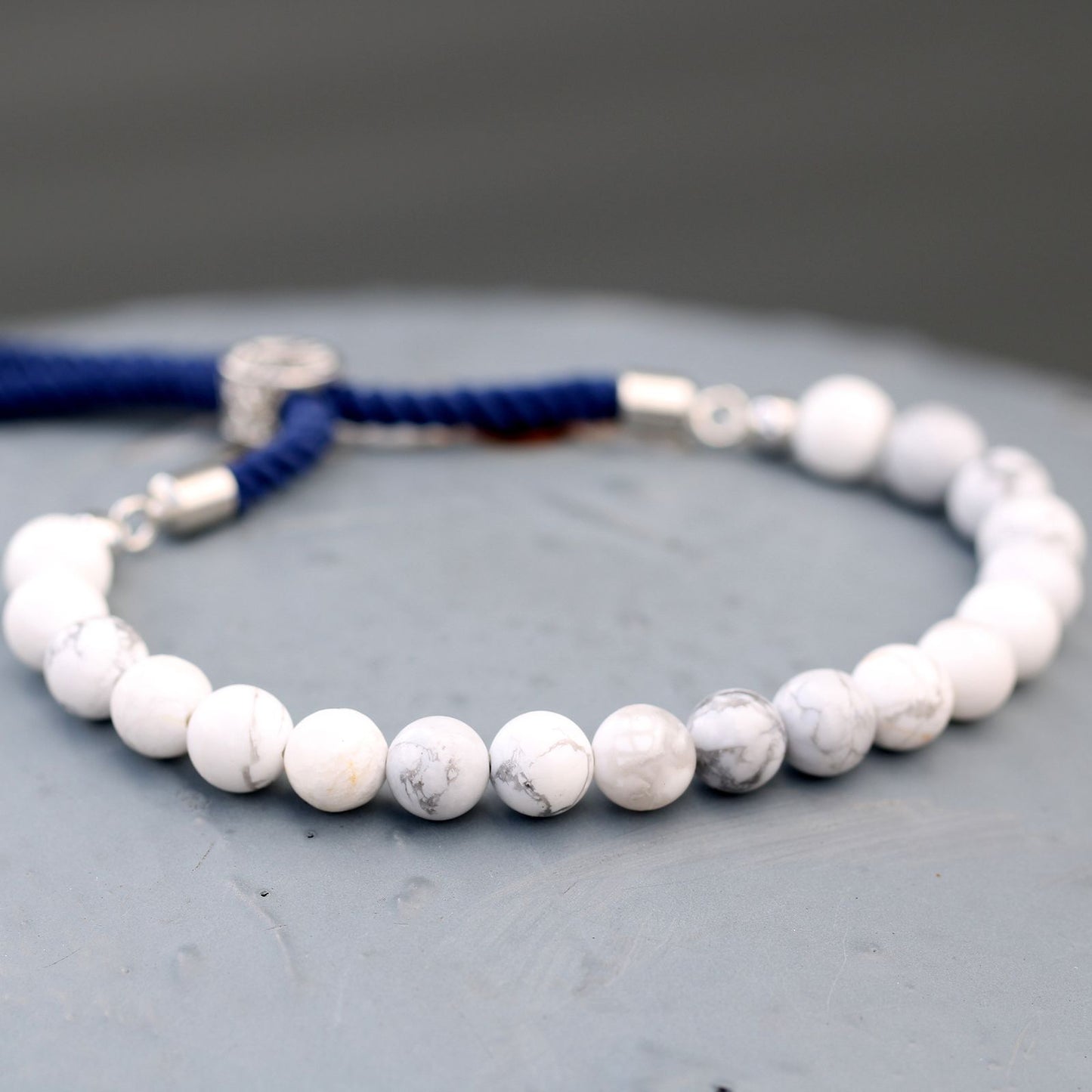 925 Silberbeschichtetes Edelstein Armband Mit Marineblauer Schnur - Weiße Howlite