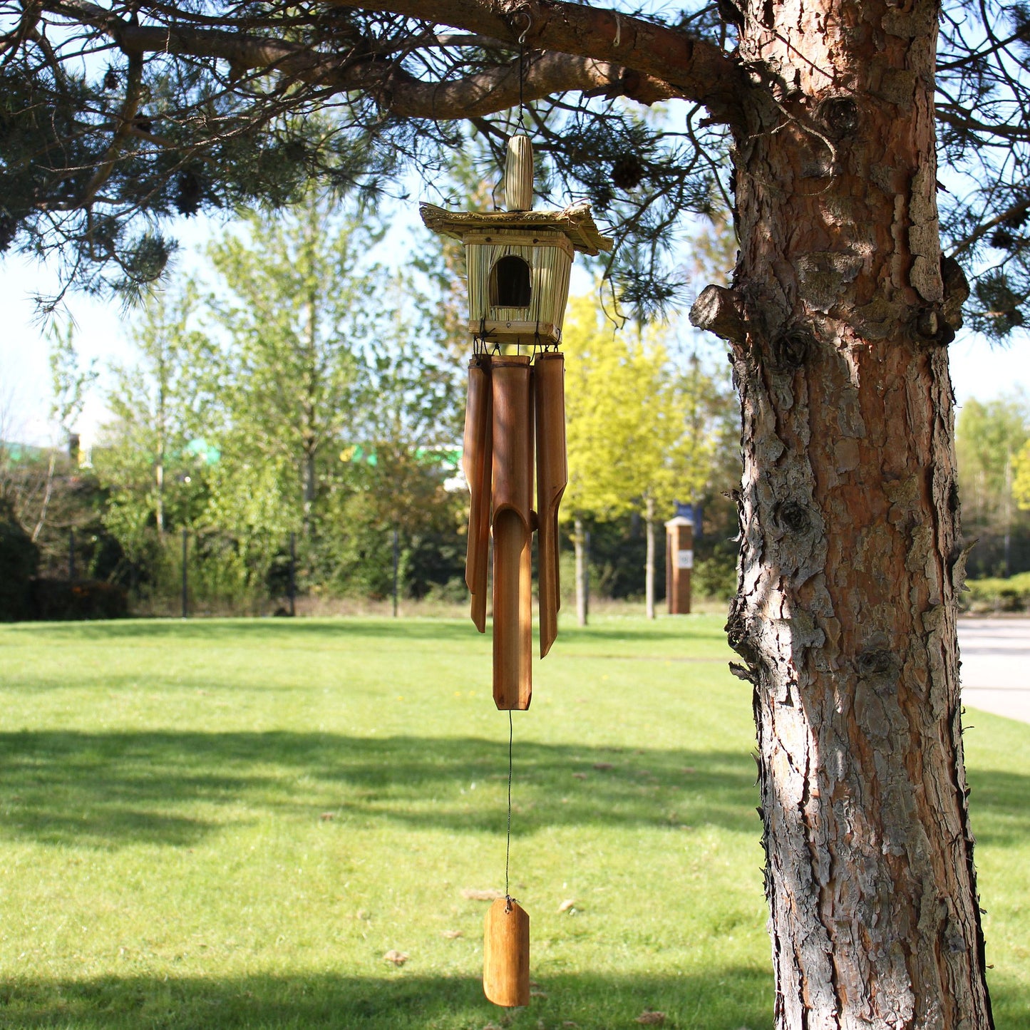 Quadratische Seegras Vogelbox mit Windspielen 49x15cm