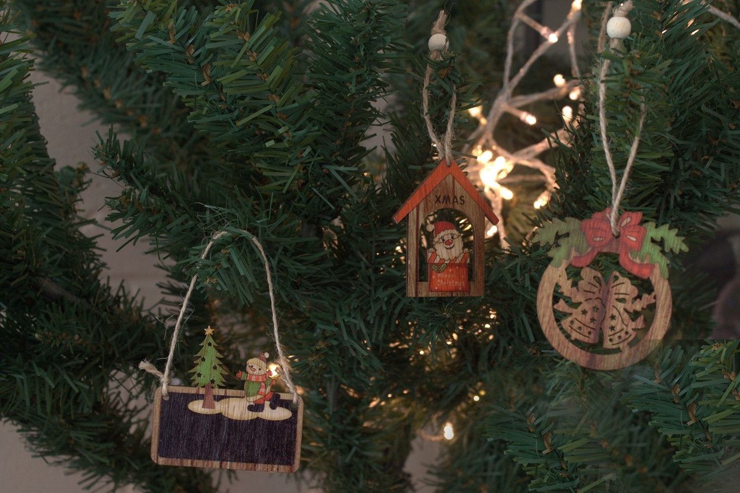 Set Mit 2 Weihnachts Holz Dekorationen - Schneemann Und Baum